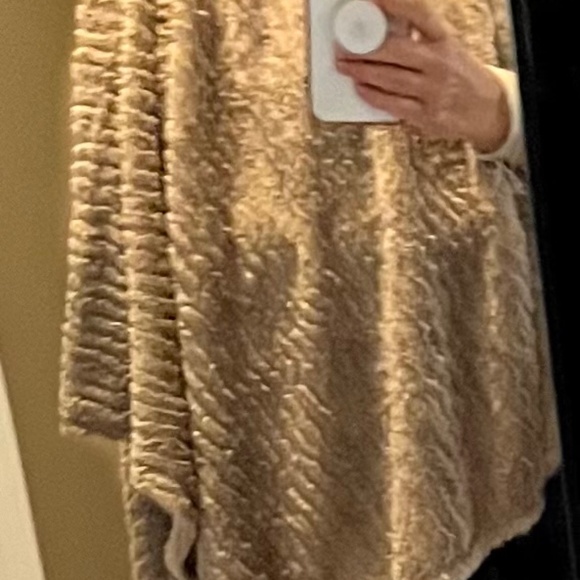 L.I.B.New York taupe faux fur Poncho OS - Picture 3 of 9